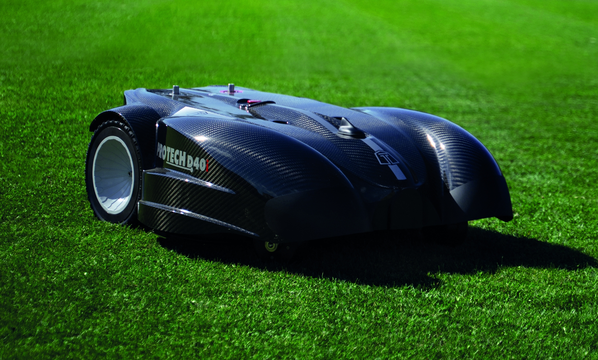 Robot koszący na murawie boiska piłkarskiego